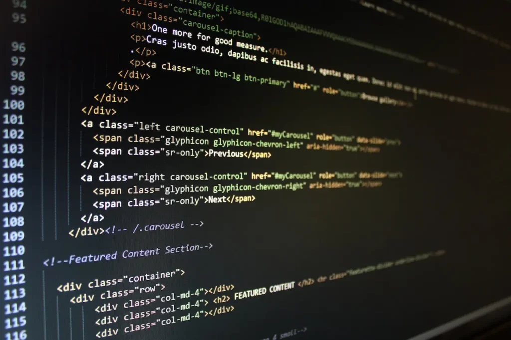 Close-up van een computerscherm met HTML-code. Foto door Pixabay.
